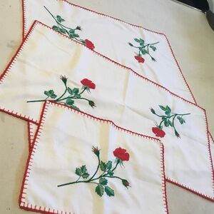 Tableware embroidered set of 3. Floral